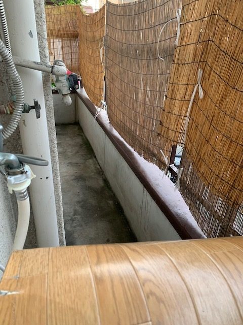 ベランダに洗濯機を置くと太陽光で劣化しやすいので、すたれを設置