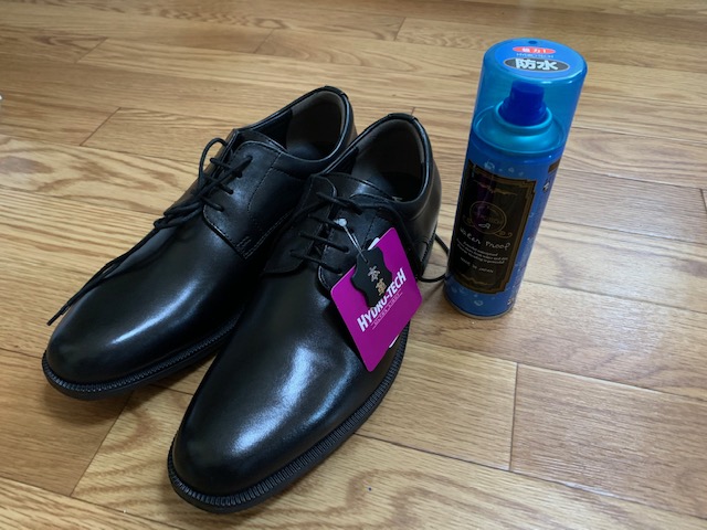 革靴と防水スプレーのメーカーは、Hydro-TECHというメーカーです。