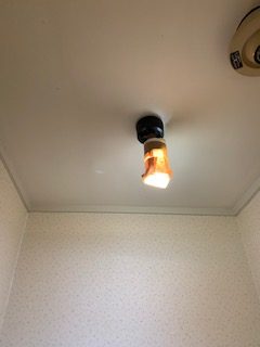 トイレットペーパーの芯を使って電球カバーを作成