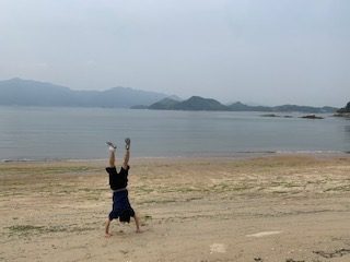 しまなみ海道-ビーチで逆立ち