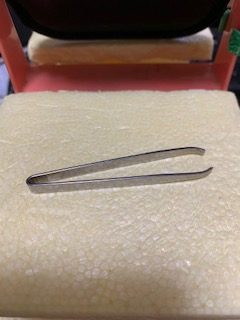 髭を抜く際にとげぬきで抜いています